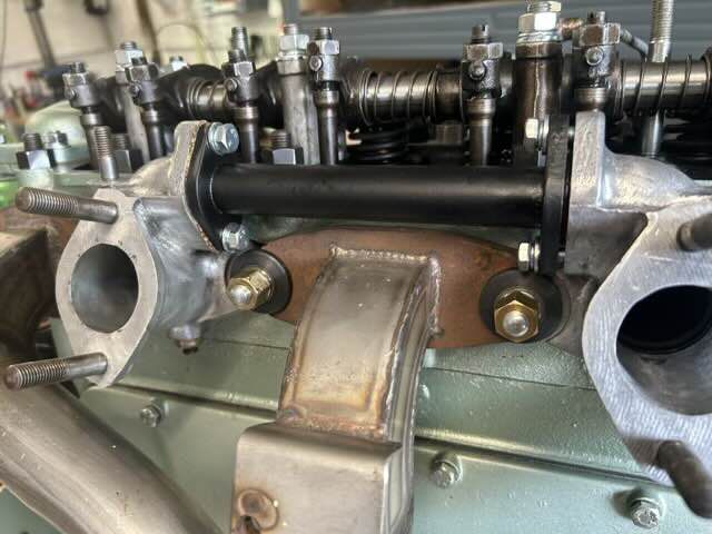 Brücke zwischen den Vergasern komplett